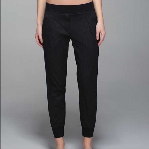lululemon athletica Pants - Lululemon Black Party Pant Jogger Snake Print Fits Size 6